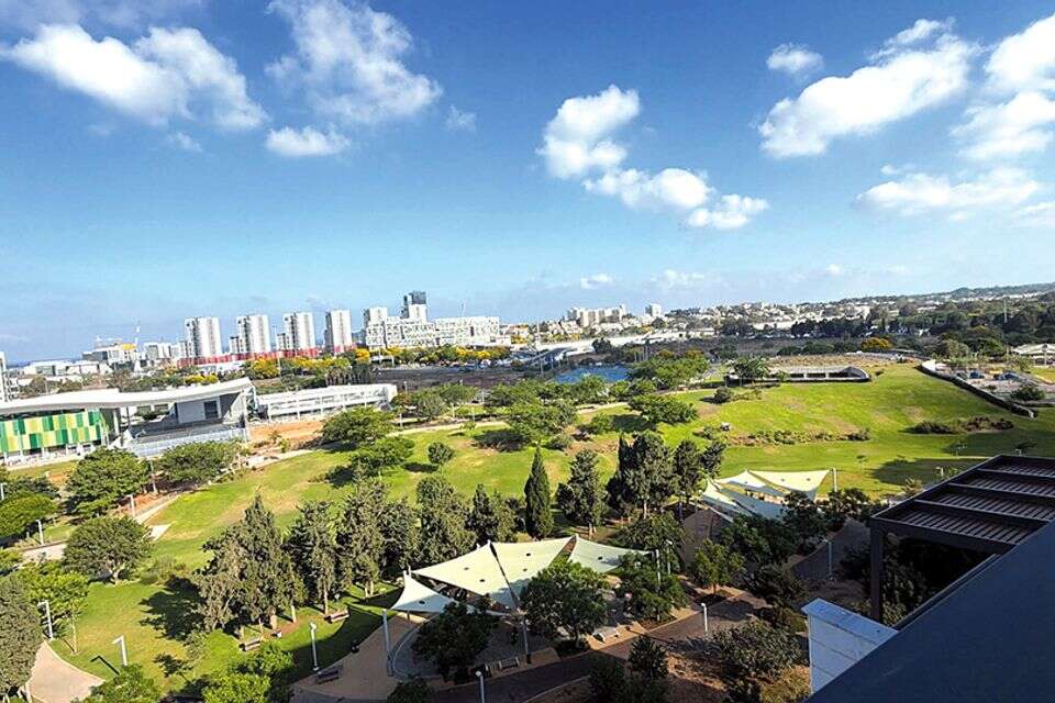 כשהמדשאה היא החצר והפארק הוא השכן הקרוב ביותר - כך נראית שגרת המגורים בפרויקט שבירו גליל ים בהרצליה , גיל אשכנזי