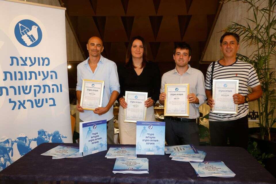 חלוקה אותות לעיתונאי עיתון ישראל היום על סיקור המלחמה , יהושע יוסף