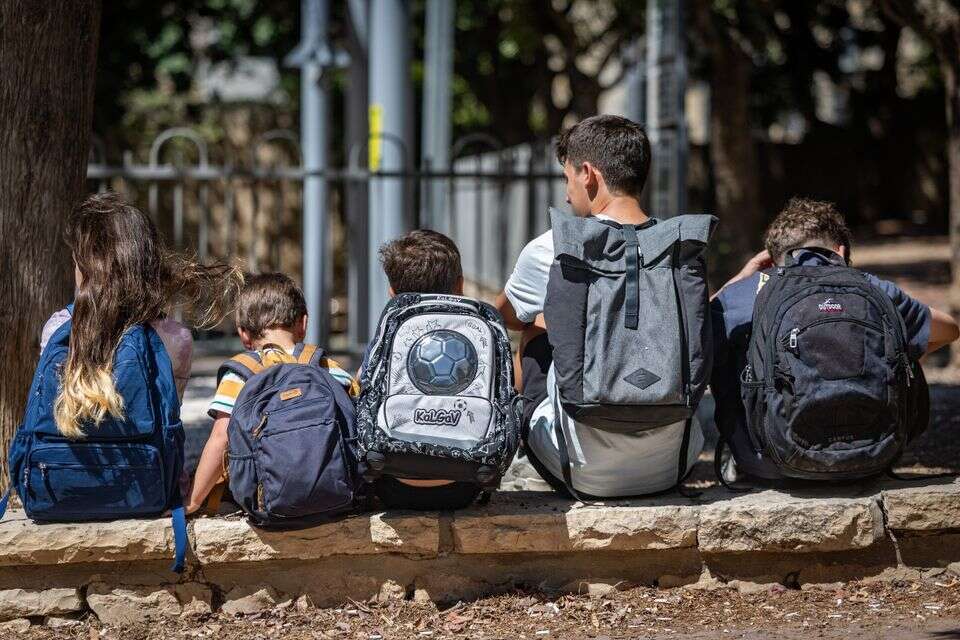 לקראת תחילת שנת הלימודים. ילדי בית ספר תיכון, גן ובית ספר יסודי הולכים עם תיקי בית ספר (אילוסטרציה) , יונתן זינדל/פלאש90