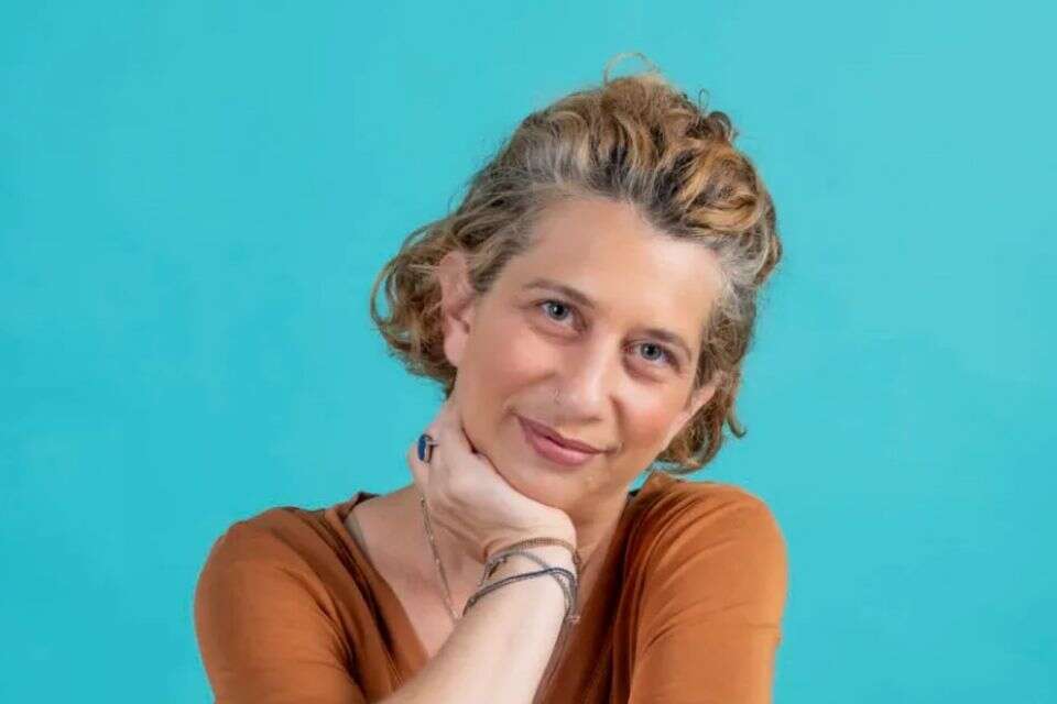 דפנה ברשילון. גם כשהרומן מבקש ליצור מתח, הוא נוטה לסגת ממנו , הלה עמנואל
