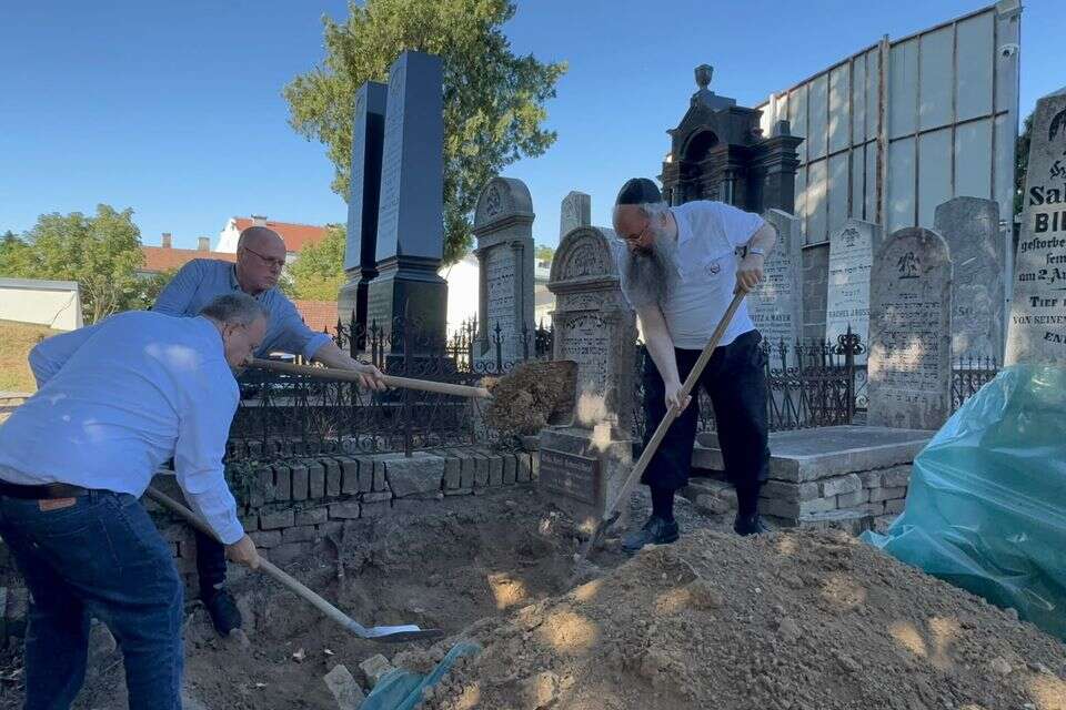 הוצאת שרידיהם של שמעון לייב ורבקה הרצל מבית העלמין היהודי בזמון שבפאתי בלגרד , ההסתדרות הציונית העולמית/זק"א