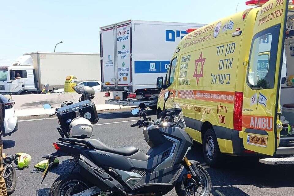 זירת התאונה בכביש 4 , מד"א