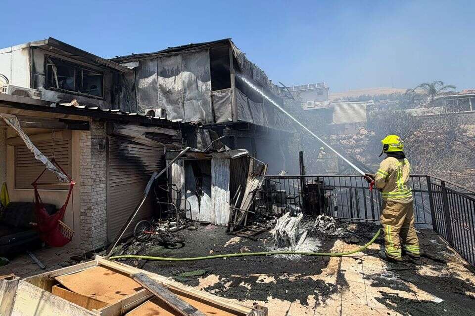 לוחמי האש מכבים את השריפה בצפת , כבאות והצלה לישראל