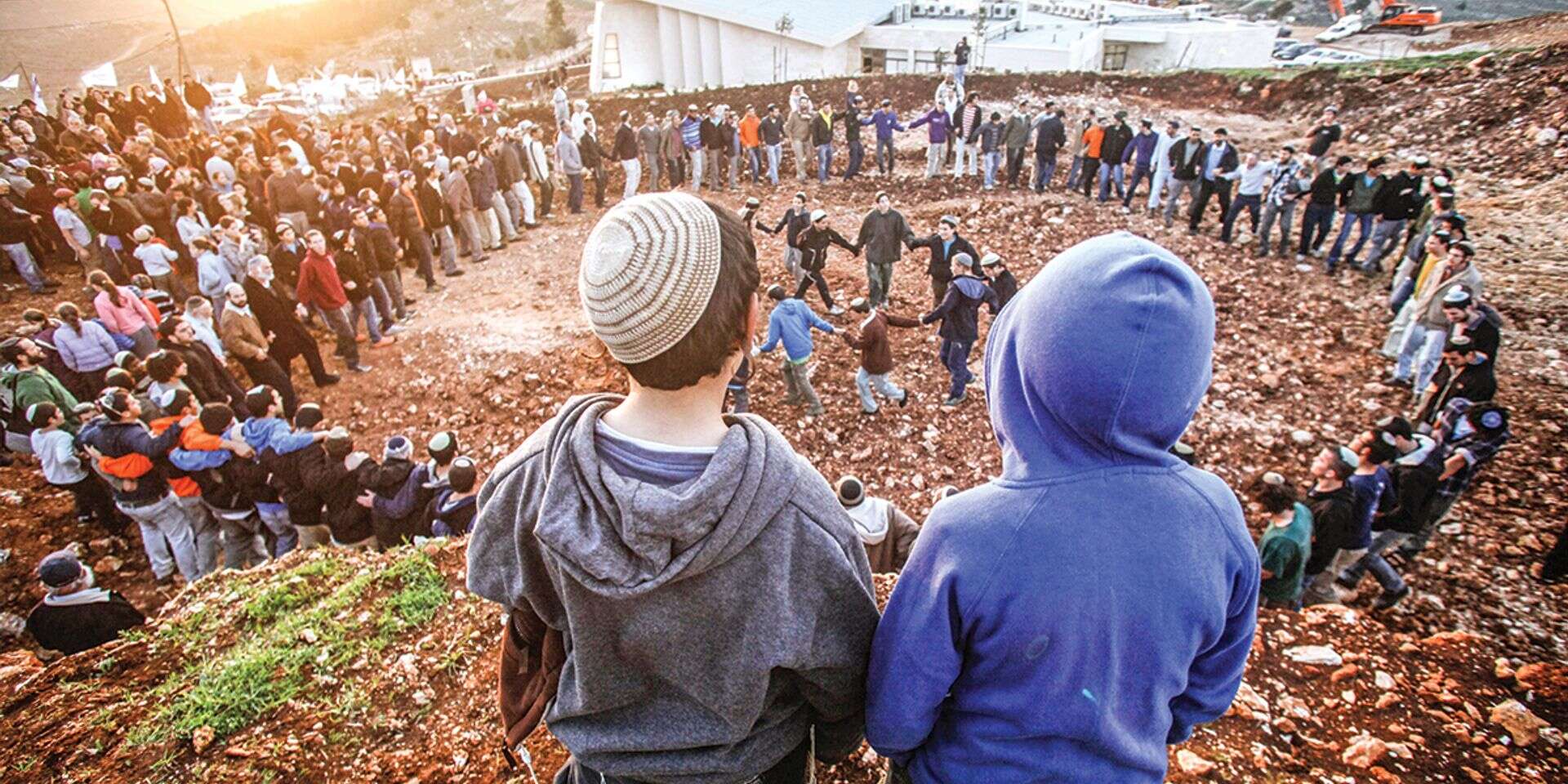דווקא ביו"ש, שם החיים כרוכים בחרדה, נוצר מצב אבסורדי. אזכרה לבני משפחת פוגל ז"ל, שנרצחו באיתמר , אורי לנץ