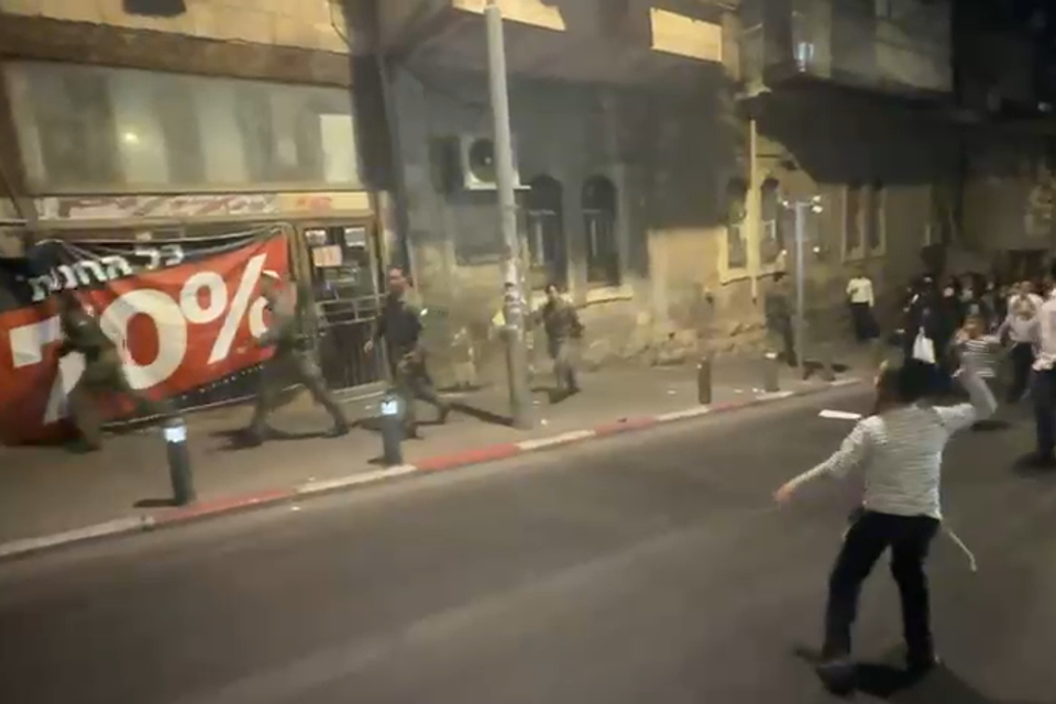שוטרים מותקפים במפגן התמיכה ל"פורעי סולברג" , ללא