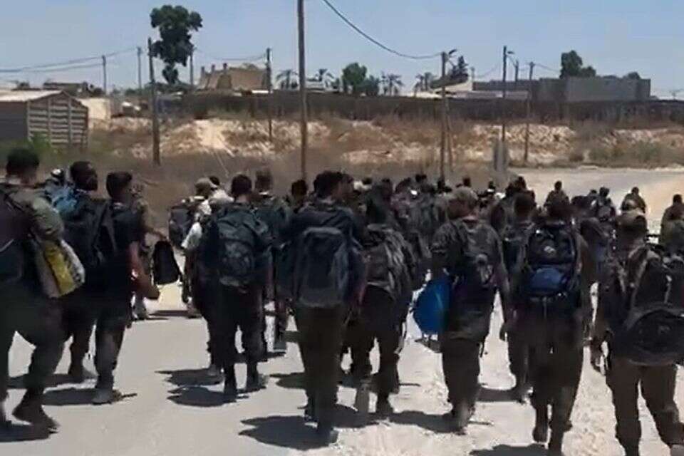 חיילי גדוד צבר יוצאים מהבסיס עם תיקיהם האישיים , ללא קרדיט