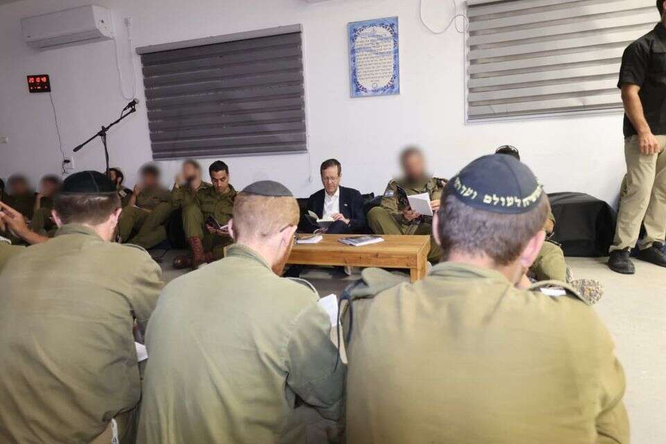 הנשיא יצחק הרצוג עם חיילי חטיבת חשמונאים , אלכסנדר קולומויסקי