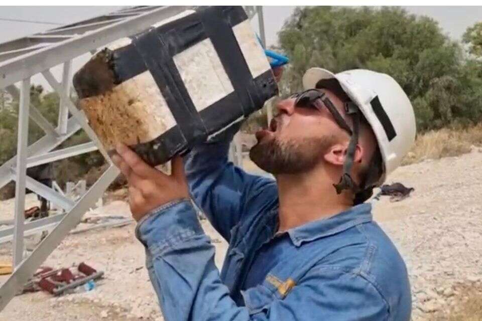 עובדי חברת חשמל בשטח. גל החום בדרך ,