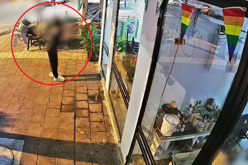 החשוד שופך בנזין על שמשות בית הקפה , דוברות המשטרה