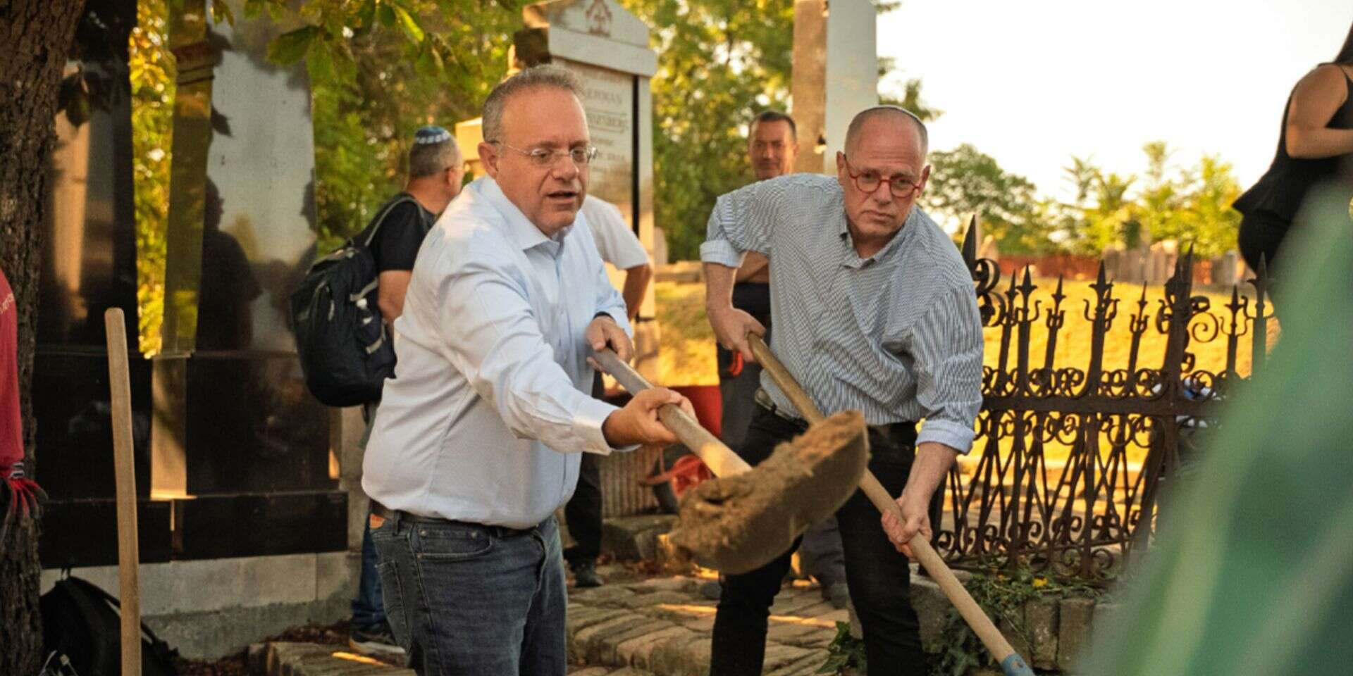 לקבר ישראל. ד"ר יזהר הס ויעקב חגואל במהלך החפירות בבית העלמין היהודי בזמון , עוז בן אבו, עבור
ההסתדרות הציונית העולמית