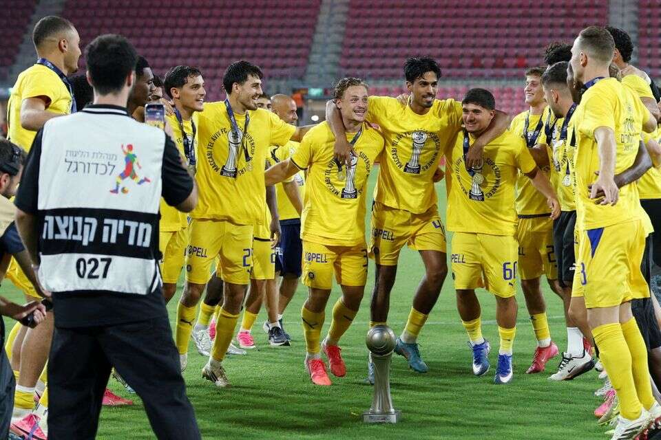 שחקני מכבי תל אביב חוגגים זכייה באלוף האלופים , אלן שיבר