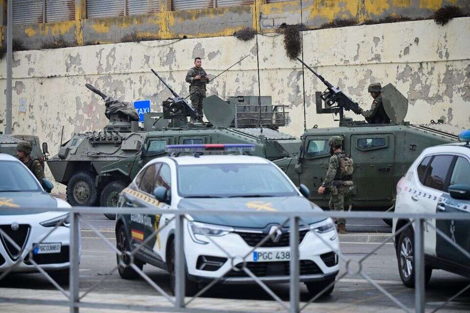 כוחות משטרה וצבא סמוך לגבול בסאוטה , רויטרס