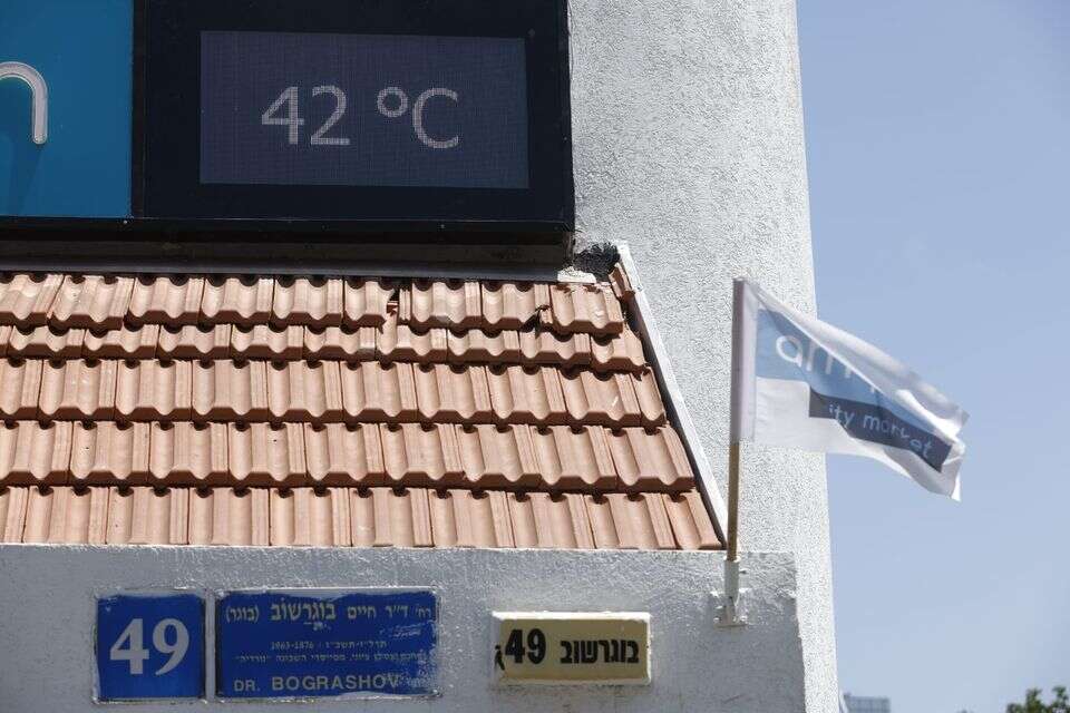 מד טמפרטורה ברחוב בוגרשוב בתל אביב , יהושע יוסף