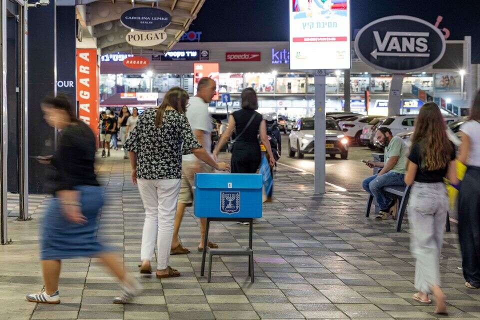 אחד המצביעים התבלבל בין הקלפי לכותל, וכתב בפתק: "הלווואי שהפוד טראק החדש יצליח". הקלפי בבילו סנטר , נעמה שטרן