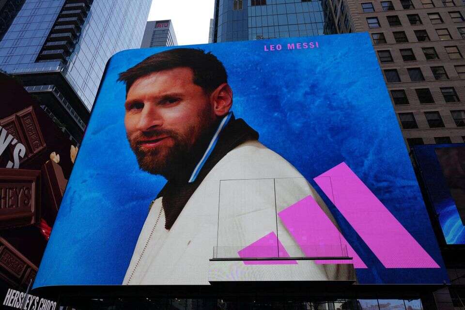 פרסומת של מסי לאדידס בטיימס סקוור , Kirby Lee-Imagn Images