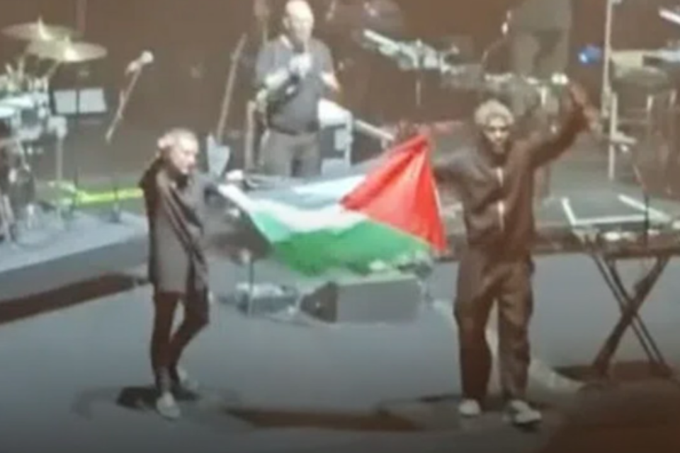 מאסיב אטאק מניפים את דגל פלסטין , אינסטגרם
