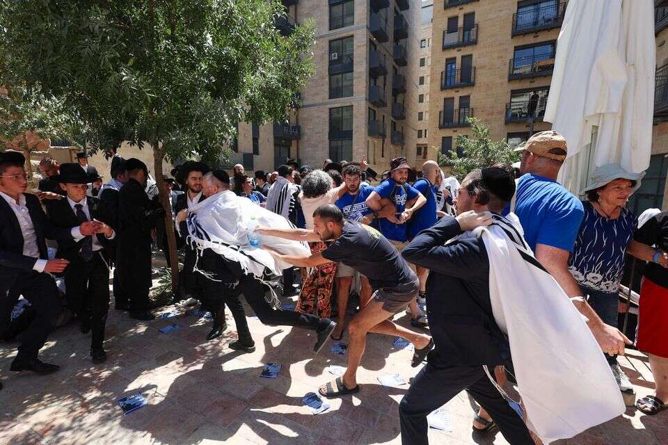 תיעוד: עימותים בהפגנת החרדים מול בית הקפה בירושלים , אורן בן חקון