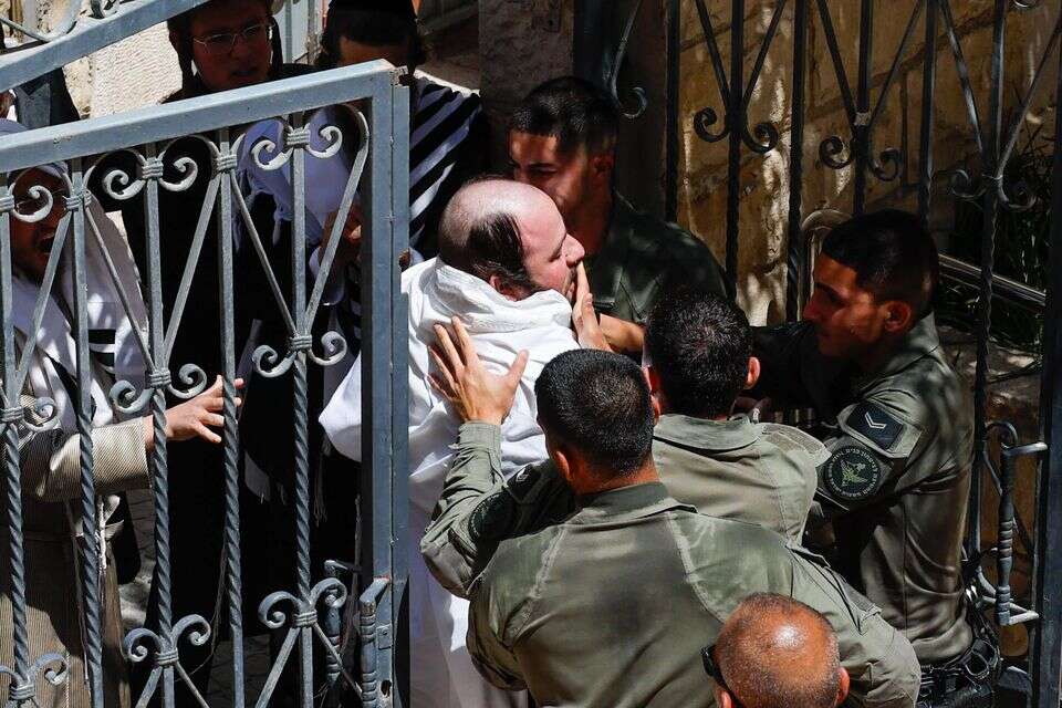 חרדים מנסים לפרוץ לבית הקפה בירושלים , אורן בן חקון