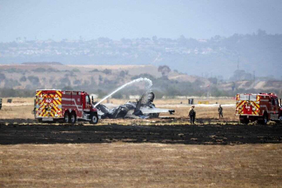 כוחות כיבוי אש בזירת התרסקות חמקן ה-F-35 בקליפורניה , AFP
