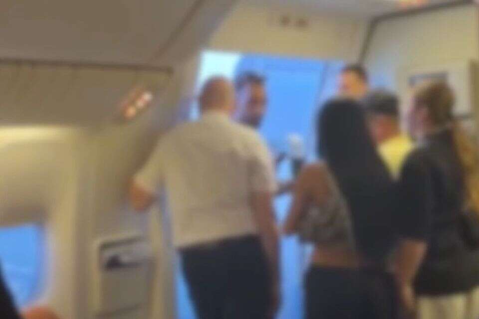 העימות במטוס , ללא