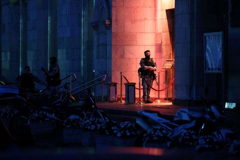 שוטר עומד לצד המסעדה שבה אירוע הפיצוץ במוסקבה , רויטרס