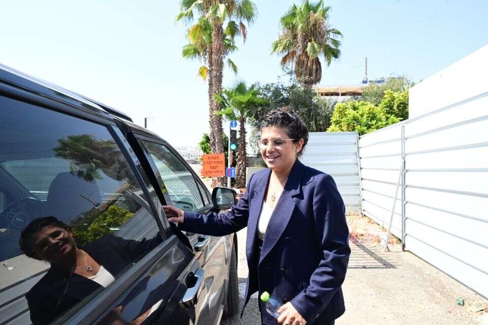 שרן השכל בכניסה למשרדי להב 433 , יוסי זליגר