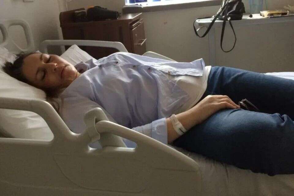ויקטוריה סטלאס בבית החולים לאחר שנעקצה , 