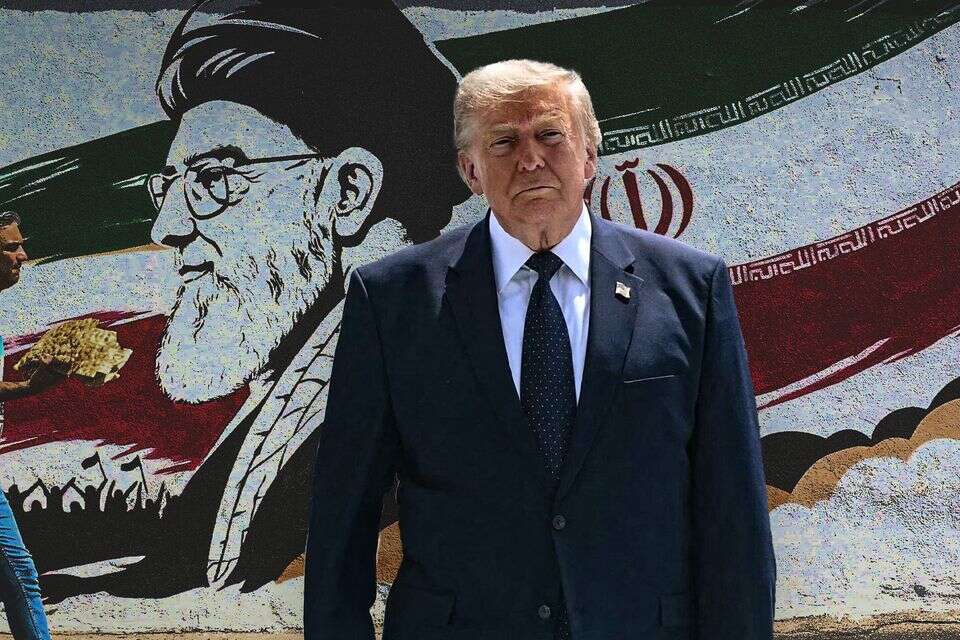 טראמפ על רקע כרזה של חמינאי בטהרן , אי.פי.אי, אי.אף.פי