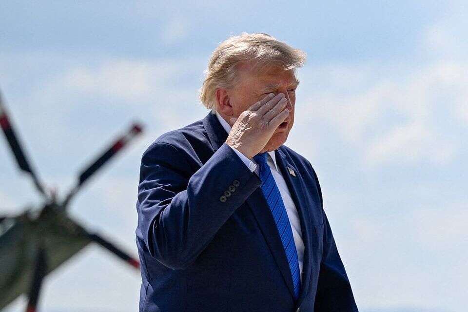 טראמפ מצדיע בעלייה למטוס אייר פורס וואן , רויטרס