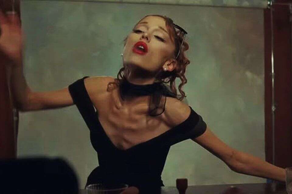 אריאנה גרנדה בקליפ לשיר "Petal" , צילום מסך מתוך ערוץ היוטיוב Ariana Grande 