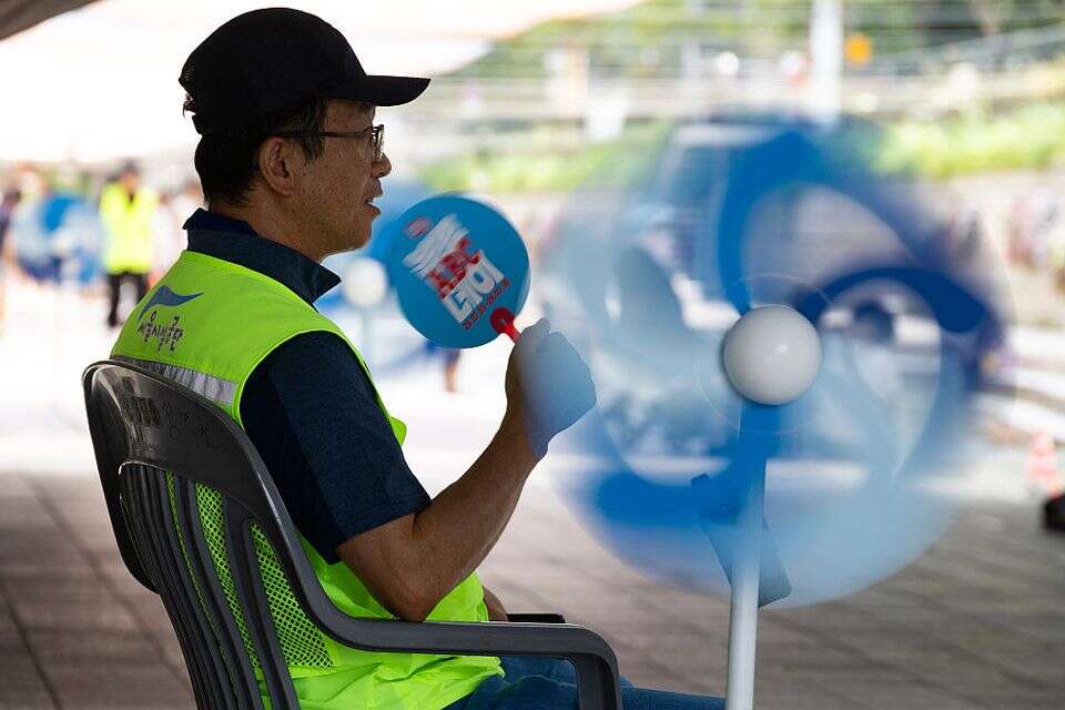 קצין בטיחות של עיריית סיאול שומר על מאמצי ההתקררות של התושבים בגל החום הגדול בדרום קוריאה , איי.פי