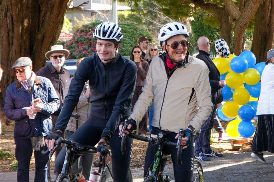 רוכב האופניים בוב מונטגומרי לצד נכדו במהלך מסע האופניים שערך , Motor Neurone Disease NSW