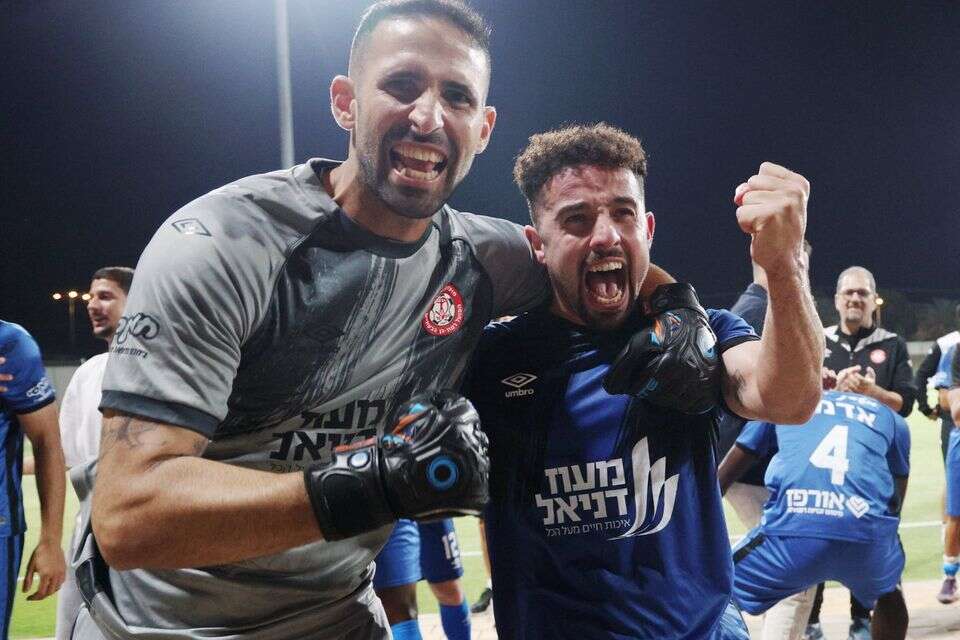 מוטי ברשצקי ואיתמר ישראלי חוגגים. עלו לליגת העל עם הפועל רמת גן , אלן שיבר