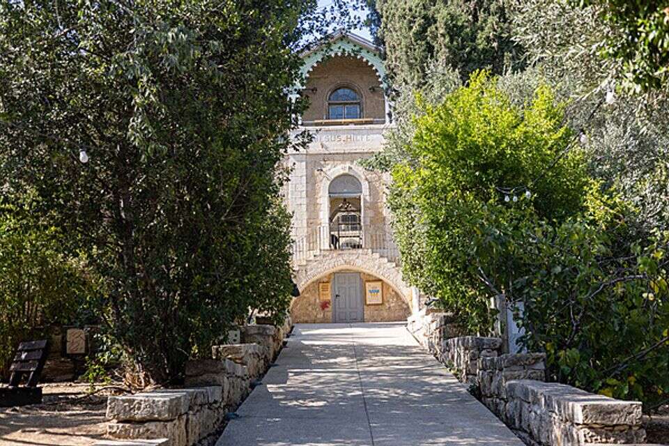 בית הנסן , אורן בן חקון