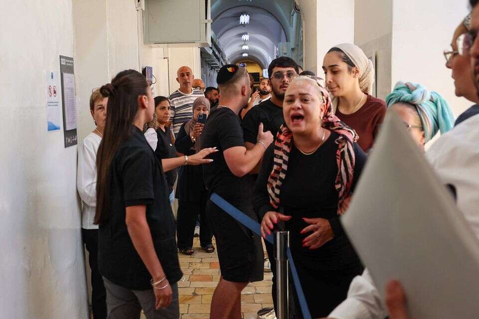 דקלה, אימו של בניהו רזי בבית המשפט ,