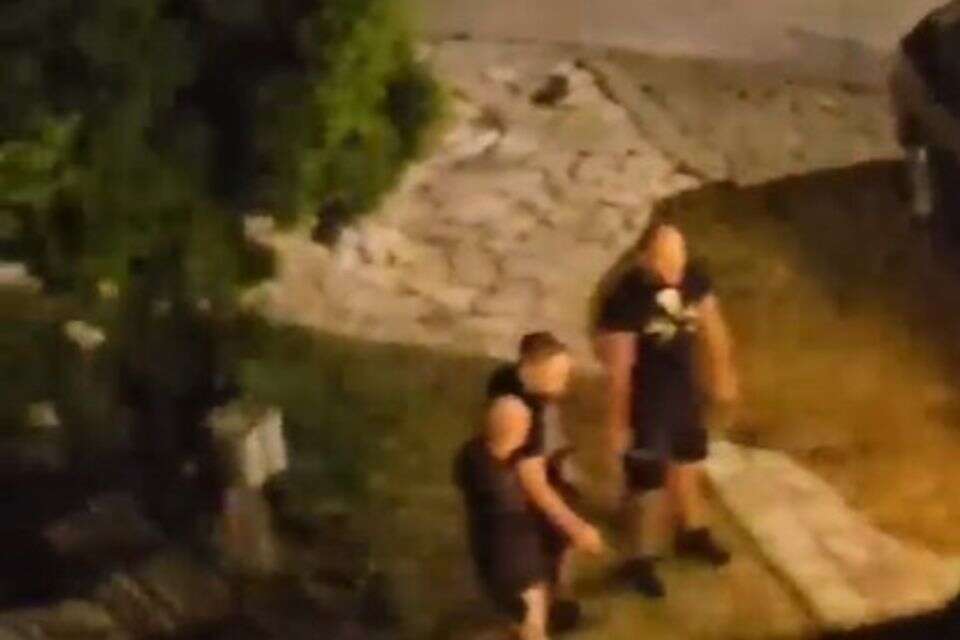 גלוחי הראש מחכים מחוץ למלון , מתוך סרטון