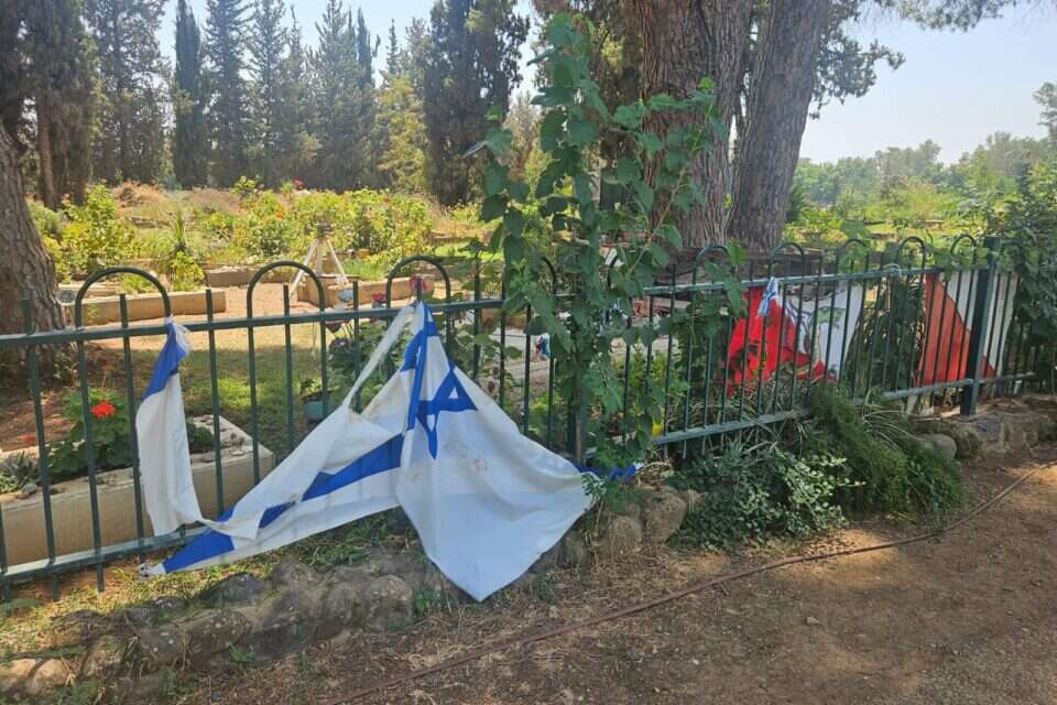 דגל ישראל לצד קברו של סמ"ר רגב אמר ז"ל הושחת , ללא