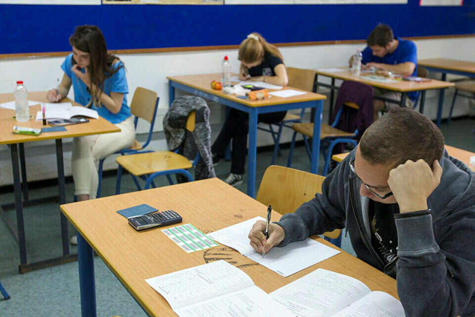 תלמידי י"ב בבית ספר עירוני ה' חיפה נבחנים בבחינת בגרות , ללא