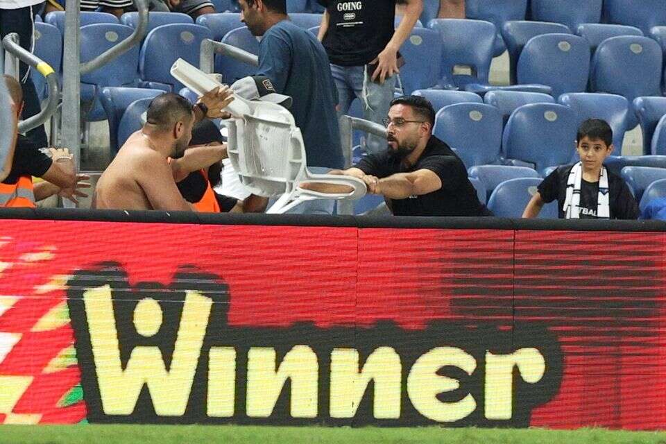 מאבטח מכה עם כיסא אוהד של הפועל פתח תקווה , אלן שיבר
