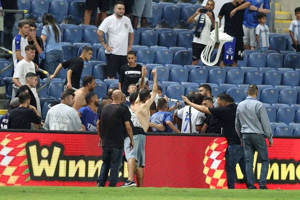 עימות בין מאבטחים וסדרנים לאוהדי הפועל פתח תקווה , אלן שיבר