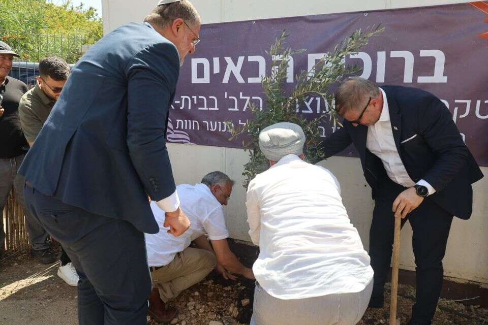 חנוכת בית הספר , אריה מינקוב/מועצה מקומית בית אל