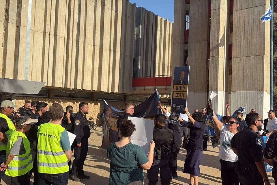 עימותים מחוץ לעיריית ב"ש בהפגנה נגד סגן ראש העיר , הודיה בושרי