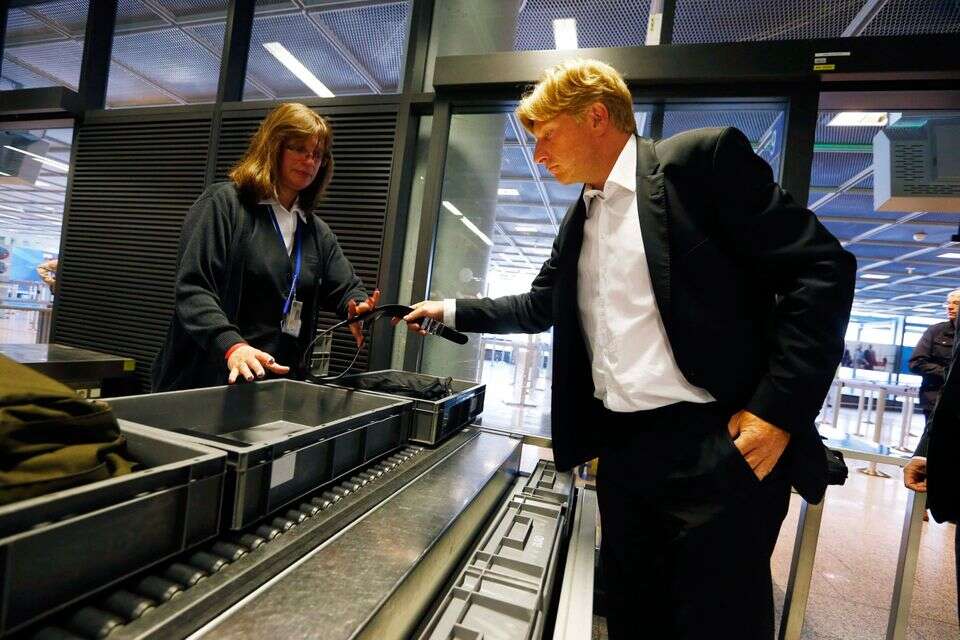 A passenger gives in his belt as he undergoes a security check at Frankfurt Airport July 3, 2014. REUTERS/Ralph Orlowski (GERMANY - Tags: TRANSPORT BUSINESS) *** Local Caption *** 07.07.14 , .