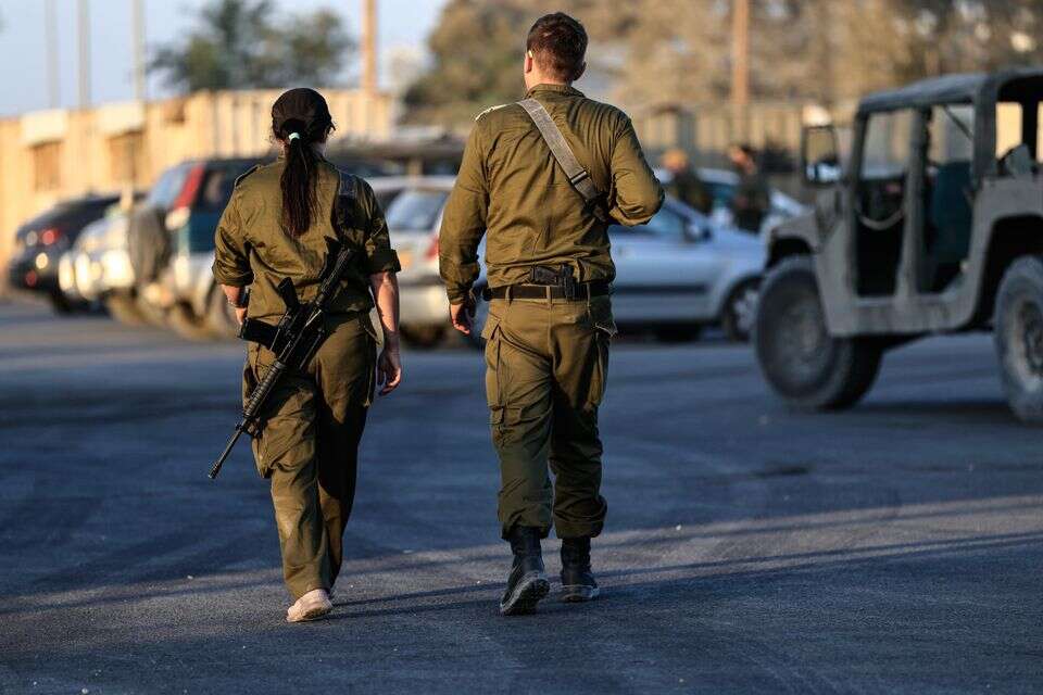 משרתי מילואים בצאלים , ללא קרדיט