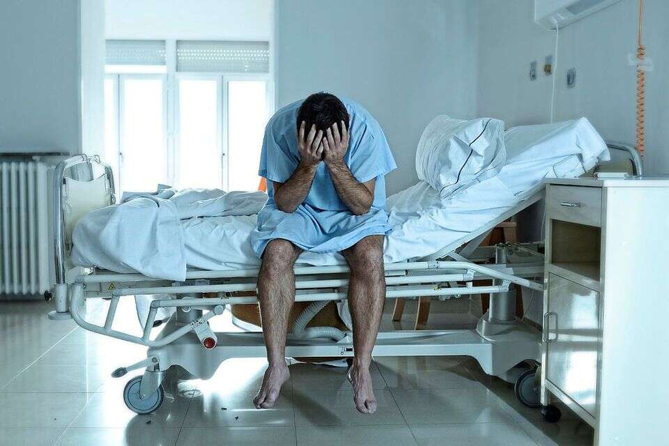 אדם סובל מכאבים בבית חולים , Getty Images/iStockphoto