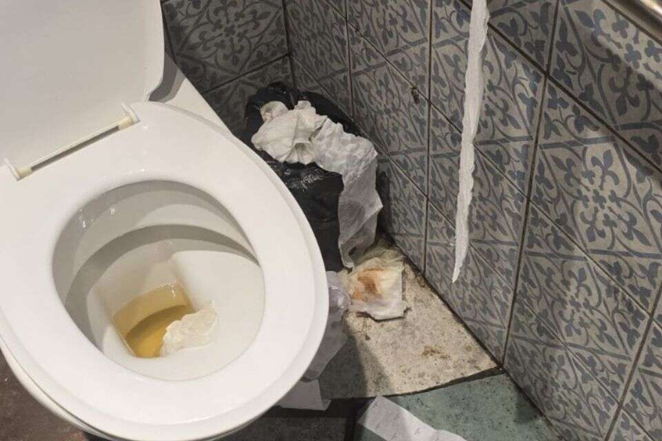 הלכלוך בשירותים בארומה קריית אונו , ללא