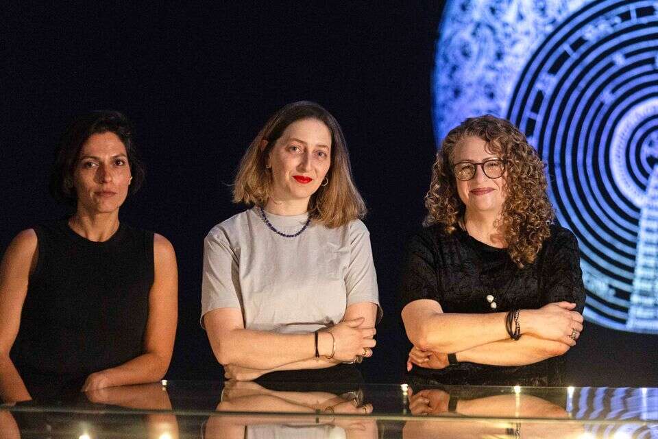 נועה מנהיים, נטע אסף וקארין שבתאי, אוצרות התערוכה. "הכניסו אותנו לקודש הקודשים, שנמצא ליד חדר הקריאה של הספרים הנדירים" , אורן בן-חקון