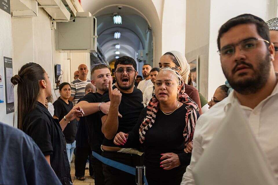 דקלה רזי, אמו של בניהו רזי שנרצח, בבית המשפט , אורן בן חקון