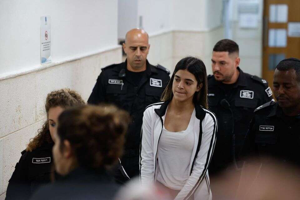 אגם צרפי, אחת מהנאשמות ברצח בניהו רזי, בכניסה לבית המשפט , אורן בן חקון