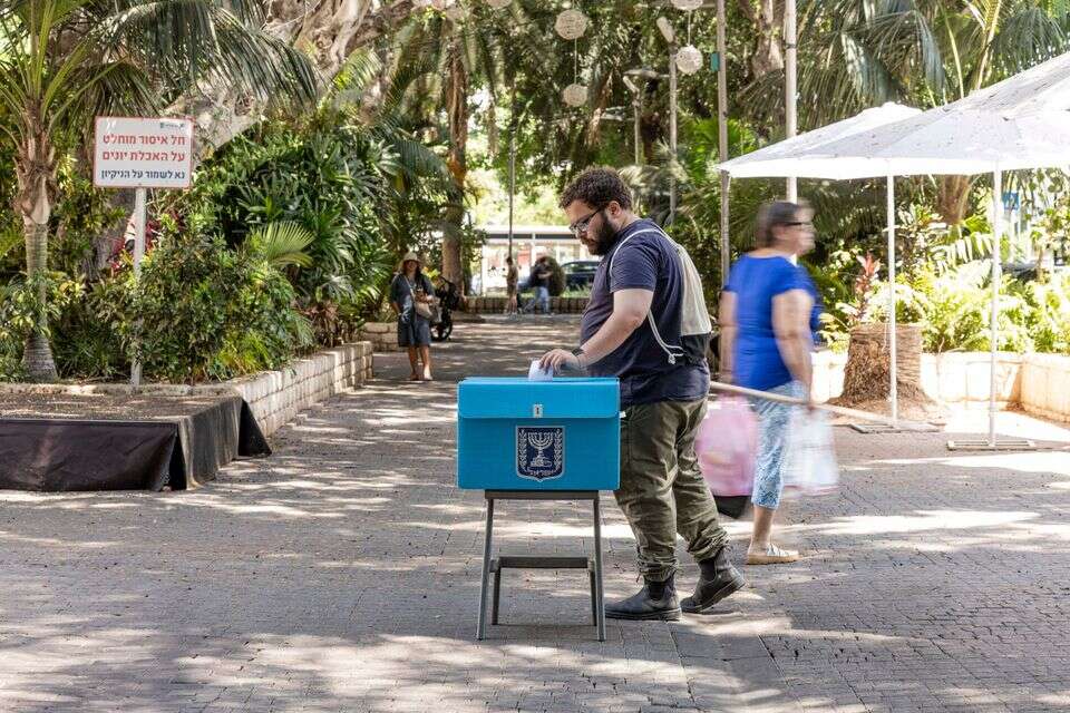 חלק מהנוכחים אמרו: "לא מצביע להם, שהם יצביעו לי". הקלפי בהרצליה , נעמה שטרן